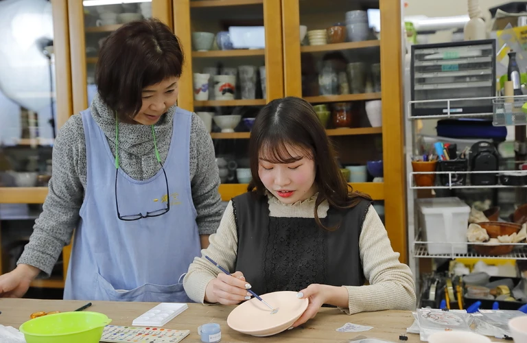 香川の風景を彫り込む陶芸アクティビティ