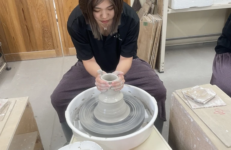 香川の静かな町で育む大人のためのクリエイティブな日を陶芸教室で体験しよう