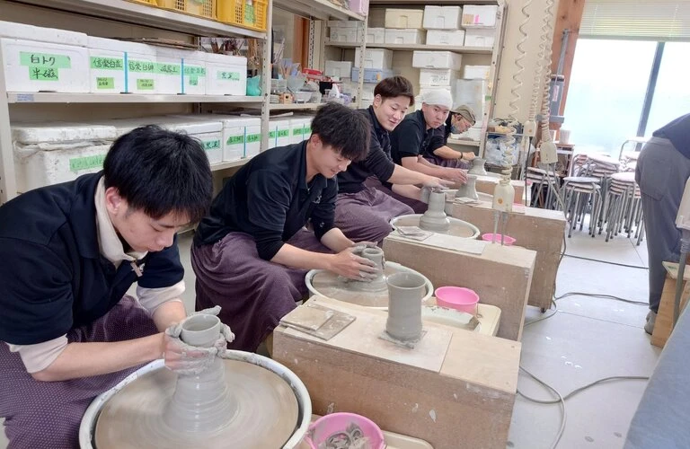 仲間と共に、想い出を形にする陶芸体験！